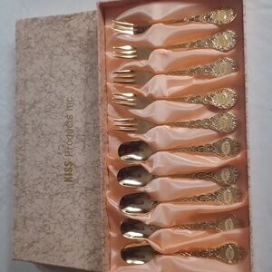Unique 10 piece dessert/hors-doeurves spoon and fork set.
